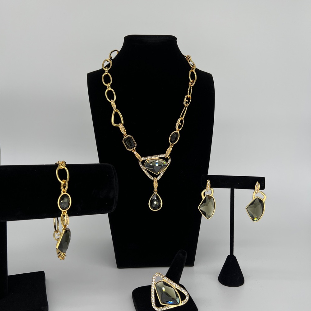 Sophisticated Gold and Black Gem Stones Necklace Set